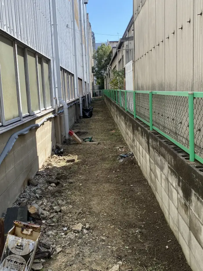 草刈り後の建物の裏の通路
