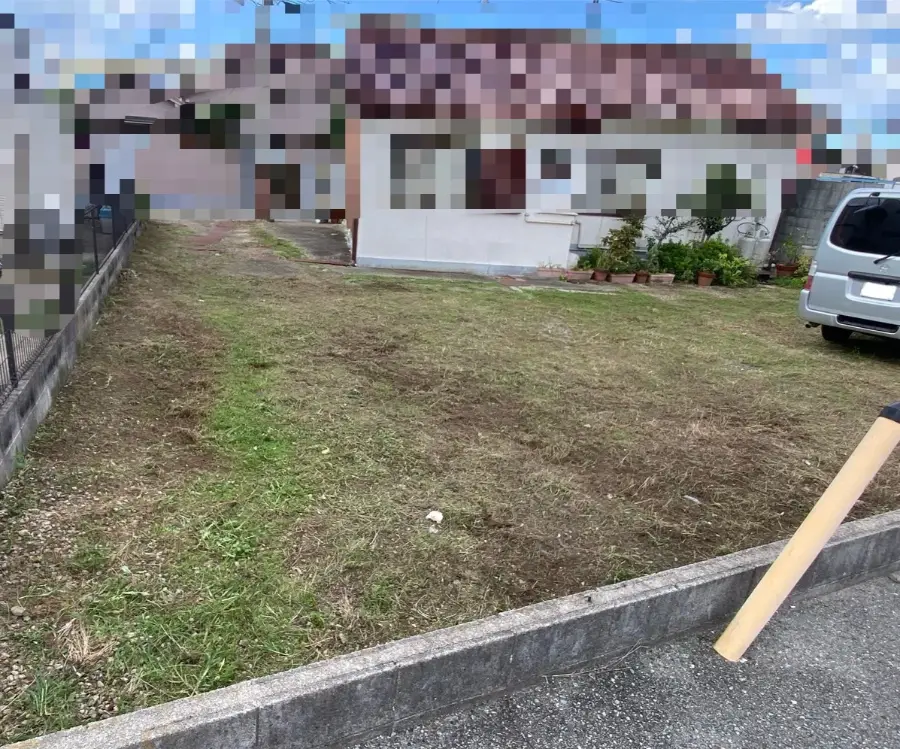 草刈り後の住宅の敷地